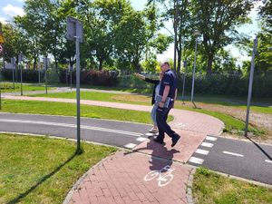 policjanci z kierownikiem WORD-u w trakcie obchodu miasteczka ruchu drogowego