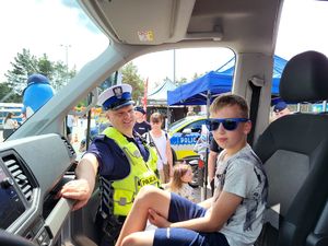 policjant z chłopcem w radiowozie