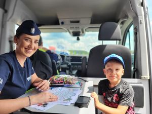 policjantka z chłopcem w radiowozie