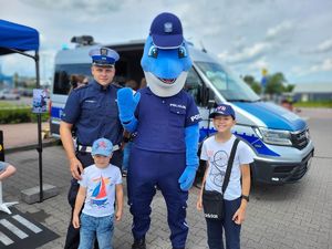 goście z policjantem i policyjną maskotką