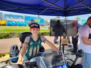 chłopiec na policyjnym motocyklu