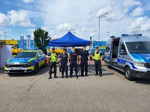 policjanci przy stoisku promocyjnym