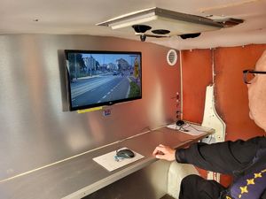 strażnik miejski w trakcie obsługi monitoringu