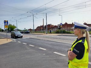 policjantka w trakcie nadzoru ruchu