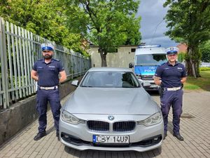 policjanci przy radiowozie