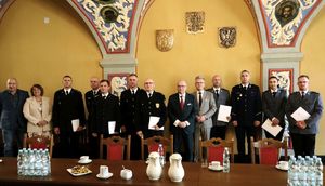 wyróżnieni mundurowi z dowódcami i przedstawicielami władz miasta