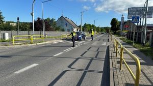 policjanci w trakcie badania trzeźwości