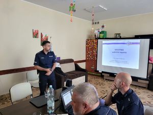 st. asp. Marek Pawlikowski w trakcie prelekcji na temat oszustw