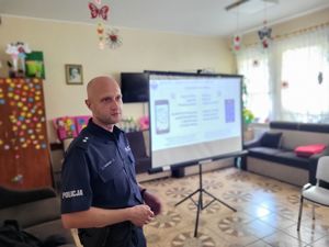 podkom. Maciej Wolski w trakcie prelekcji na temat aplikacji Moja Komenda