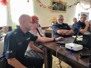 podkom. Maciej Wolski w trakcie instruowania Seniorki jak nanosić zgłoszenie na Krajową Mapę Zagrożeń Bezpieczeństwa