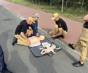 strażacy w trakcie szkolenia kierowcy