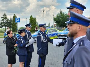 komendant wojewódzki wręczający akty mianowania