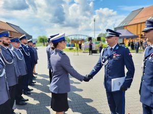 komendant wojewódzki wręczający akty mianowania