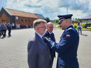 komendant wojewódzki wręczający honorowe odznaki