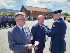 komendant wojewódzki wręczający honorowe odznaki