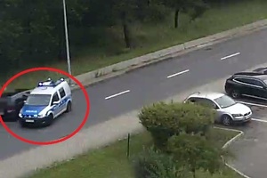 zderzenie z radiowozem, radiowóz, samochód czarny vw golf,