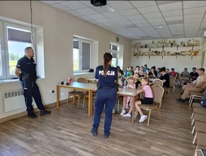 policjanci w trakcie prelekcji