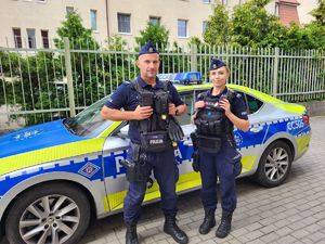 policjanci przed radiowozem