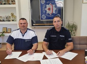 Na zdjęciu Komendant Miejski Policji nadkom. Tomasz Manuszewski oraz Dyrektor III Liceum Ogólnokształcącego im. Jana Pawła II Łukasz Piasecki podpisują dokumenty dotyczące współpracy.