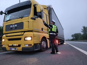 policjant badający trzeźwość