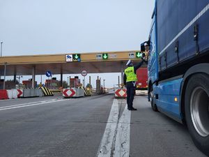policjant badający trzeźwość