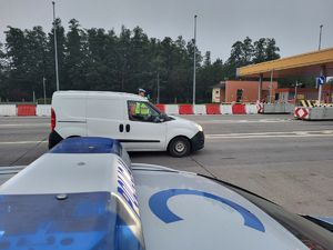 policjant badający trzeźwość