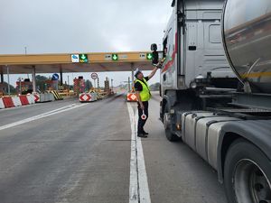policjant badający trzeźwość