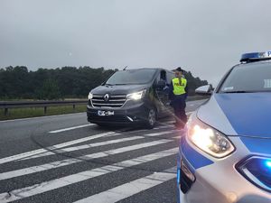 policjant badający trzeźwość