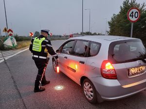 policjant badający trzeźwość
