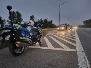 policjant badający trzeźwość