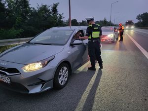 policjanci badający trzeźwość