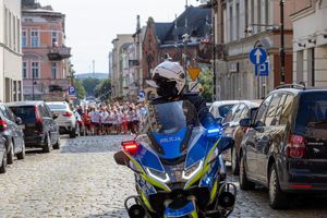 policjant na motocyklu prowadzący bieg