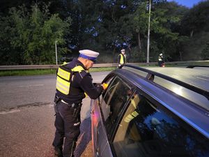 policjant w trakcie badania trzeźwości