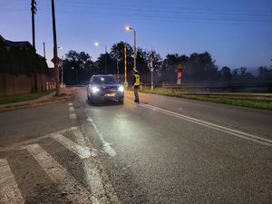 policjant w trakcie badania trzeźwości