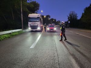 policjant w trakcie badania trzeźwości
