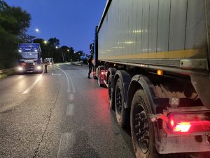 policjant w trakcie badania trzeźwości