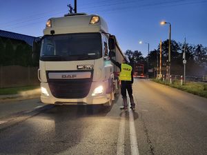 policjant w trakcie badania trzeźwości