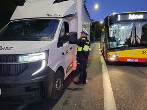 policjant w trakcie badania trzeźwości
