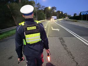 policjant w trakcie badania trzeźwości