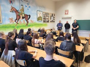 policjant z Dyrektorem Szkoły i wychowawcą w trakcie spotkania z uczniami