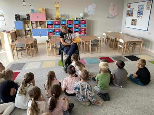 policjantka czyta dzieciom