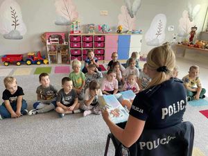 policjantka czyta dzieciom