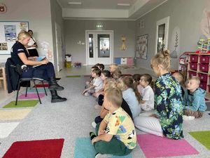 policjantka czyta dzieciom