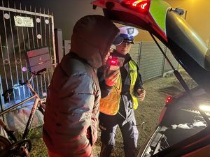 policjantka badająca trzeźwość rowerzysty