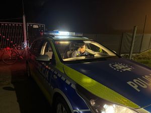 policjantka w radiowozie
