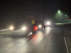 policjanci badający trzeźwość kierowców