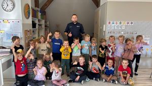 policjant z dziećmi