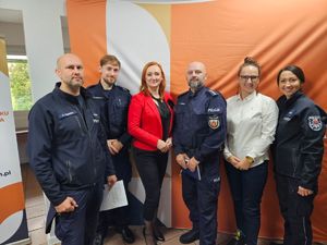 Policjanci z organizatorami spotkania