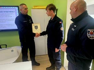 Komendanci wręczający emblemat uczniowi Czteroletniego Liceum ATS