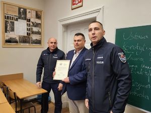kierownictwo policji z dyrektorem III Liceum Ogólnokształcącego